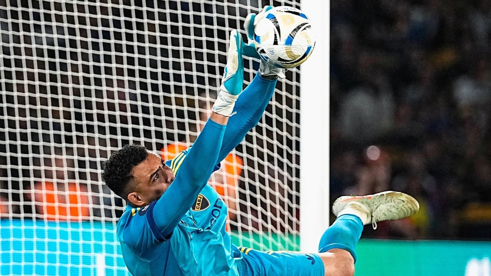 Álvaro Montero atajando penalti