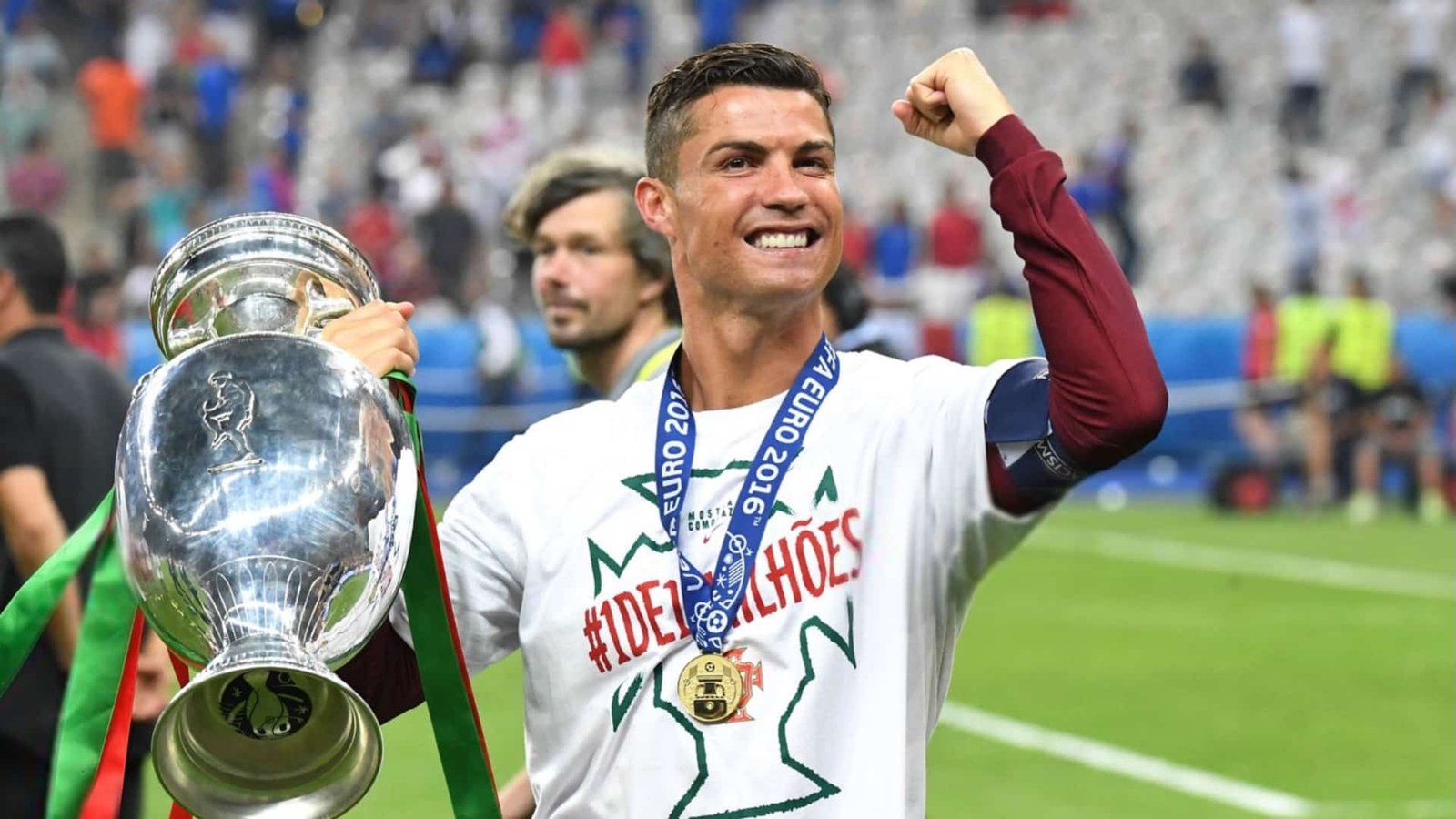 Cristiano Ronaldo alza la Eurocopa.