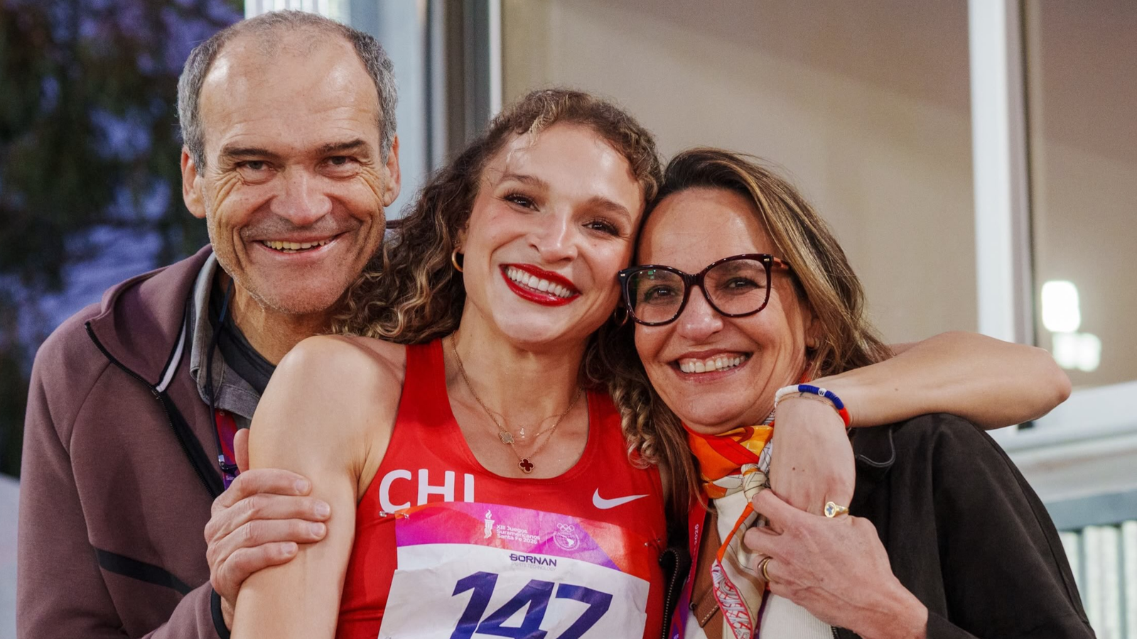 Martina Weils y su familia luego de romperd el record