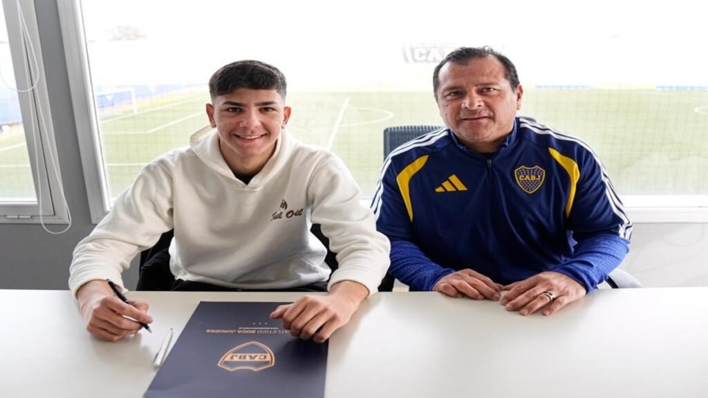 Franco Pérez firmó su primer contrato profesional acompañado por su familia. El juvenil cuenta además con la posibilidad de ser convocado por la Selección de Colombia. Fuente/Imagen: @francoperez10
