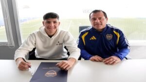 Franco Pérez firmó su primer contrato profesional acompañado por su familia. El juvenil cuenta además con la posibilidad de ser convocado por la Selección de Colombia. Fuente/Imagen: @francoperez10