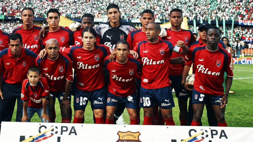 Independiente Medellín celebró su cuarta estrella en 2004 tras vencer a Atlético Nacional en la final del fútbol colombiano. Foto: Independiente Medellín.