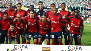 Independiente Medellín celebró su cuarta estrella en 2004 tras vencer a Atlético Nacional en la final del fútbol colombiano. Foto: Independiente Medellín.
