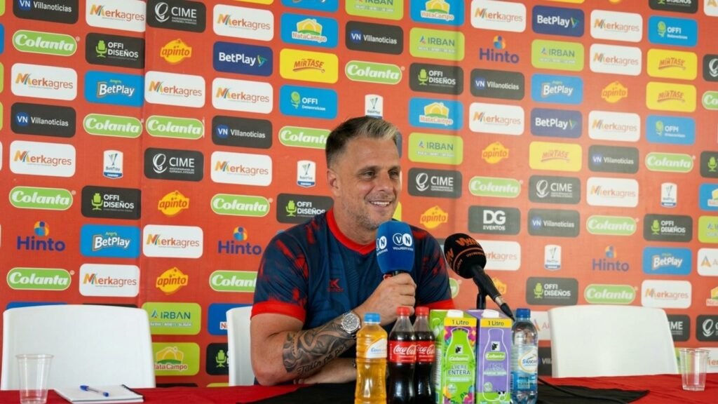 Tras casi abandonar su cargo por desgaste y dejar en duda su continuidad, el Cúcuta Deportivo confirmó en su cuenta de X que Nicolás Chiesa seguirá al mando del equipo. Fuente/Imagen: cucutaoficial y nicolashernan80