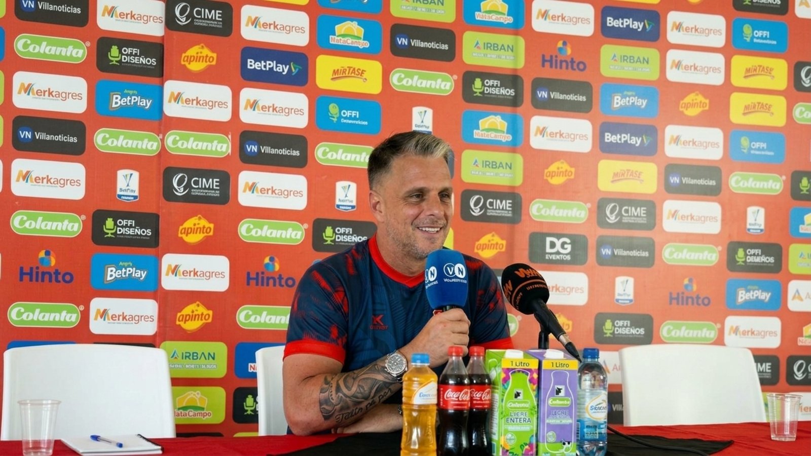 Tras casi abandonar su cargo por desgaste y dejar en duda su continuidad, el Cúcuta Deportivo confirmó en su cuenta de X que Nicolás Chiesa seguirá al mando del equipo. Fuente/Imagen: cucutaoficial y nicolashernan80
