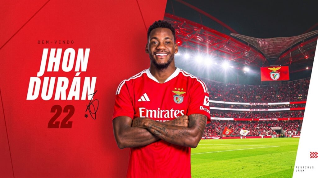 Jhon Durán celebra su presente goleador con el Benfica mientras mira de reojo su regreso a la Selección Colombia. Fuente/Imagen: @slbenfica y @jaderduran9