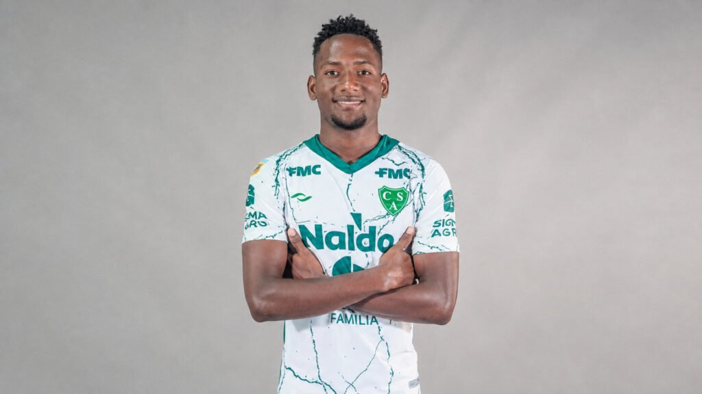 Jhon Rentería, delantero colombiano de Sarmiento de Junín, busca consolidarse en el fútbol argentino tras su paso por la Selección Colombia Sub-20. Fuente/Imagen @casarmientoof y @jhon_renteria_10