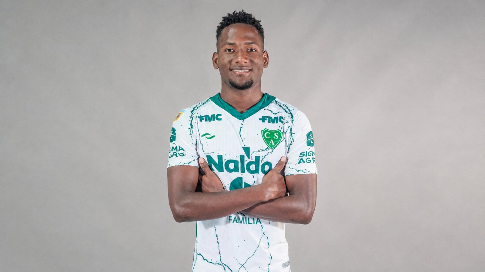 Jhon Rentería, delantero colombiano de Sarmiento de Junín, busca consolidarse en el fútbol argentino tras su paso por la Selección Colombia Sub-20. Fuente/Imagen @casarmientoof y @jhon_renteria_10