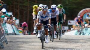 Las últimas pedaladas de un gigante: Nairo Quintana comanda el pelotón internacional en una de sus apariciones finales antes de su adiós definitivo al ciclismo de ruta. Fuente/Imagen: @nairoquincoficial