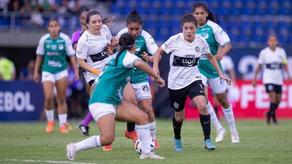 Disputa por el balón en el mediocampo durante el cruce de cuartos de final de la Conmebol Libertadores Femenina entre Deportivo Cali y Olimpia Fuente/Imagen: Conmebol