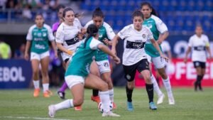 Disputa por el balón en el mediocampo durante el cruce de cuartos de final de la Conmebol Libertadores Femenina entre Deportivo Cali y Olimpia Fuente/Imagen: Conmebol