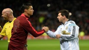 Lionel Messi y Cristiano Ronaldo estrechan sus manos en el estadio Old Trafford durante un encuentro amistoso en noviembre de 2014. Fuente/Imagen: FIFA