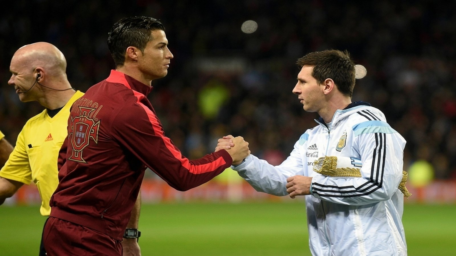 Lionel Messi y Cristiano Ronaldo estrechan sus manos en el estadio Old Trafford durante un encuentro amistoso en noviembre de 2014. Fuente/Imagen: FIFA