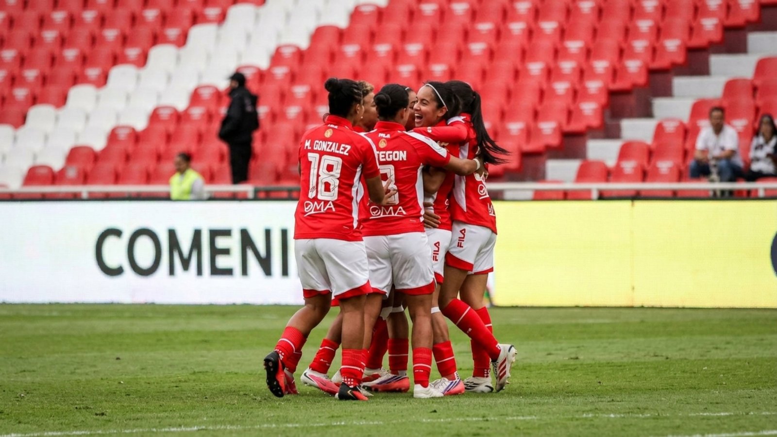 Abrazo de gol y desahogo continental. Santa Fe celebra la remontada frente a Colo Colo en Ecuador, un triunfo clave que selló de forma anticipada la clasificación a los cuartos de final de la Copa Libertadores Femenina. Fuente/Imagen: @LeonasSantaFe